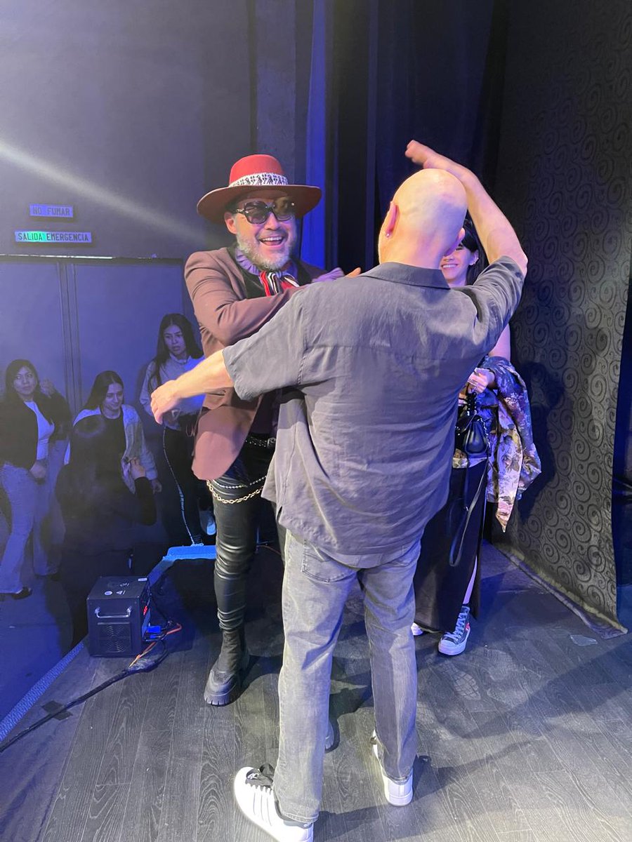 El Gran Ali (@museodelasideas) on Twitter photo Renata del MDI y heme aquí..
El gran Ali colmado en frenesí
En el teatro en trato grato
Feliz, en el Show del Pelón
Héctor Suárez Gomis
Incendiario diario
y su hermoso y amado hijo
Pablo
<a href="/PelonGomis/">Héctor Suárez Gomís</a> Renata del MDI y heme aquí..
El gran Ali colmado en frenesí
En el teatro en trato grato
Feliz, en el Show del Pelón
Héctor Suárez Gomis
Incendiario diario
y su hermoso y amado hijo
Pablo
<a href="/PelonGomis/">Héctor Suárez Gomís</a>
