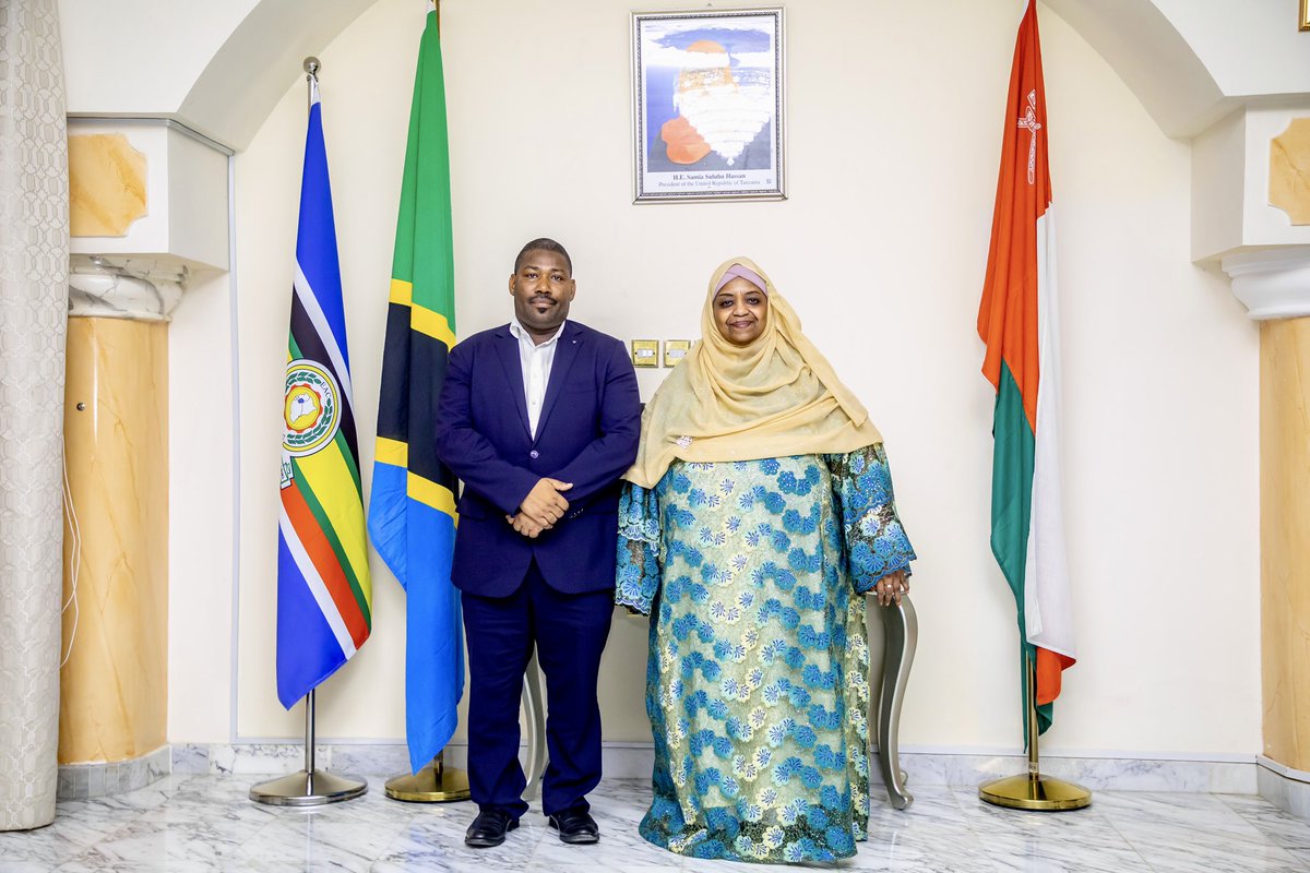 Katibu Mkuu Wizara ya Viwanda na Biashara  Dkt.Hashil T.Abdallah akisalimiana na Balozi wa Tanzania Nchini Oman Mhe.Fatma Abdallah baada ya kuwasili nchini humo kwa lengo la kushiriki Ziara ya Waziri wa Viwanda na Biashara wa Tanzania nchini humo, Aprili 27,2025 Jijini