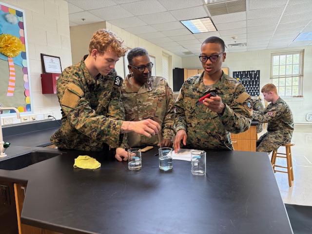 HargraveTigers's tweet image. Environmental Science class was extra exciting today thanks to our new cadet, SGT Madine! He jumped right into our lab experiment and earned top marks from the cadets for effort and enthusiasm.

#HargraveTigers #ScienceClass #FutureLeaders #Hargrave #STEMatHargrave