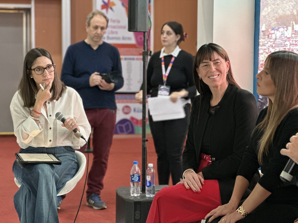julietacorroza's tweet photo. Agradecida por poder representar al @GobProvinciaNqn en el Panel de la @AgendaCAF "Impulsando el Desarrollo Local: El Impacto de las Fiestas Populares", en el marco de la Feria del Libro de Buenos Aires. 

Fue la oportunidad para exponer sobre el trabajo en nuestra provincia para el desarrollo y la promoción de nuestras fiestas populares, con políticas públicas, inversión y obras que permiten afianzar nuestras raíces, cultura y neuquinidad.