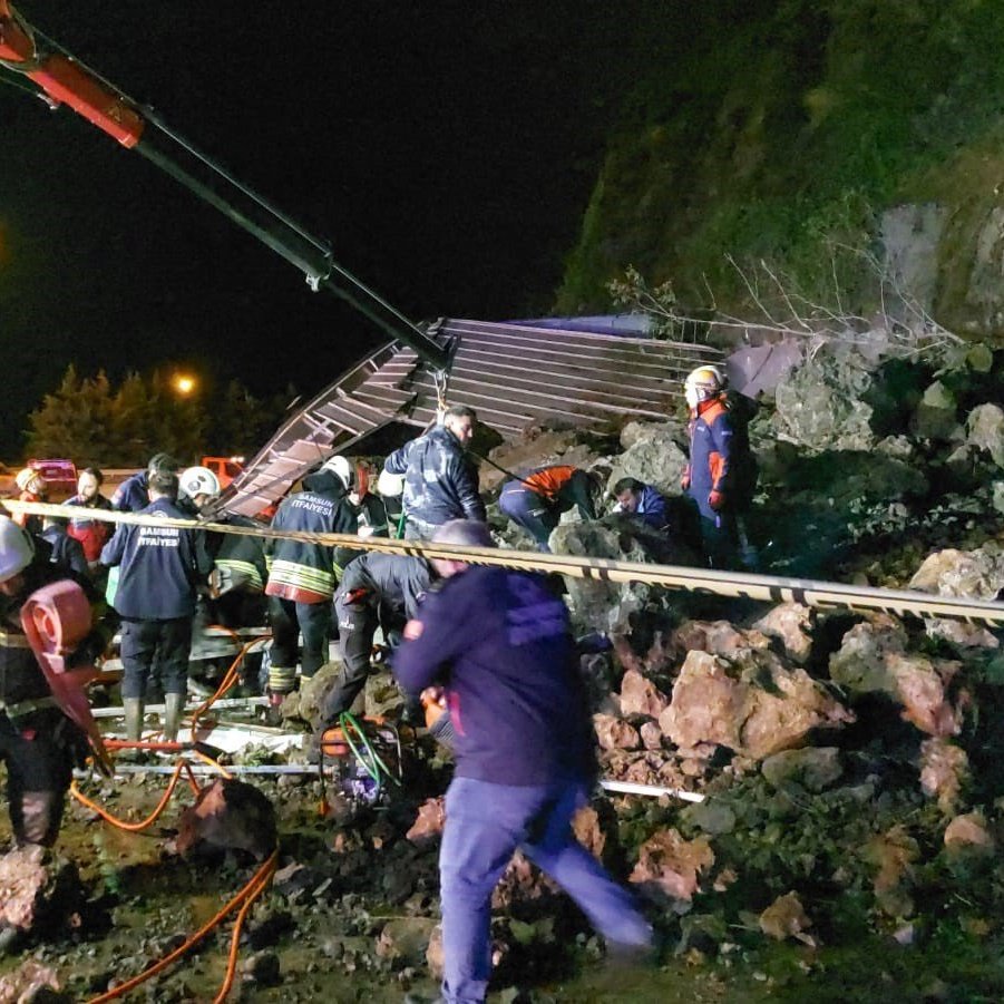 TurkOtagi01's tweet photo. Samsun'da meydana gelen #heyelan sonucu bir akaryakıt istasyonuna kayalar düştü.

Deprem ile uğraşırken başımıza heyelan olayı da geldi Allah beterinden korusun. Geçmiş olsun #Samsun https://t.co/XXWKKlhDLG