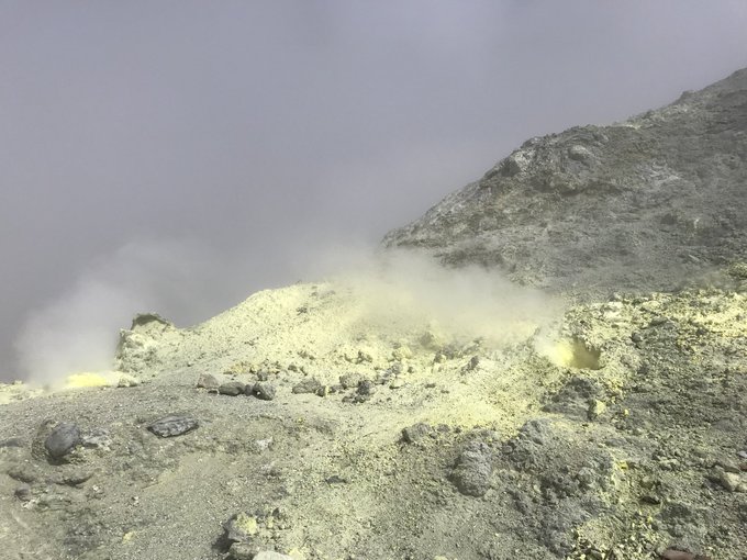 LoBuenoDeCol's tweet photo. Las #Fumarolas del Volcán Cumbal - Nariño, expiden gases a temperaturas elevadas. Además tiñen la montaña de color verde azufre, ¡que impresión estar en un montaña que está viva y con tanto poder dentro de ella!
#ColombiaMagnífica
Fotos de @herman_amayat https://t.co/3pMhYwD4LR