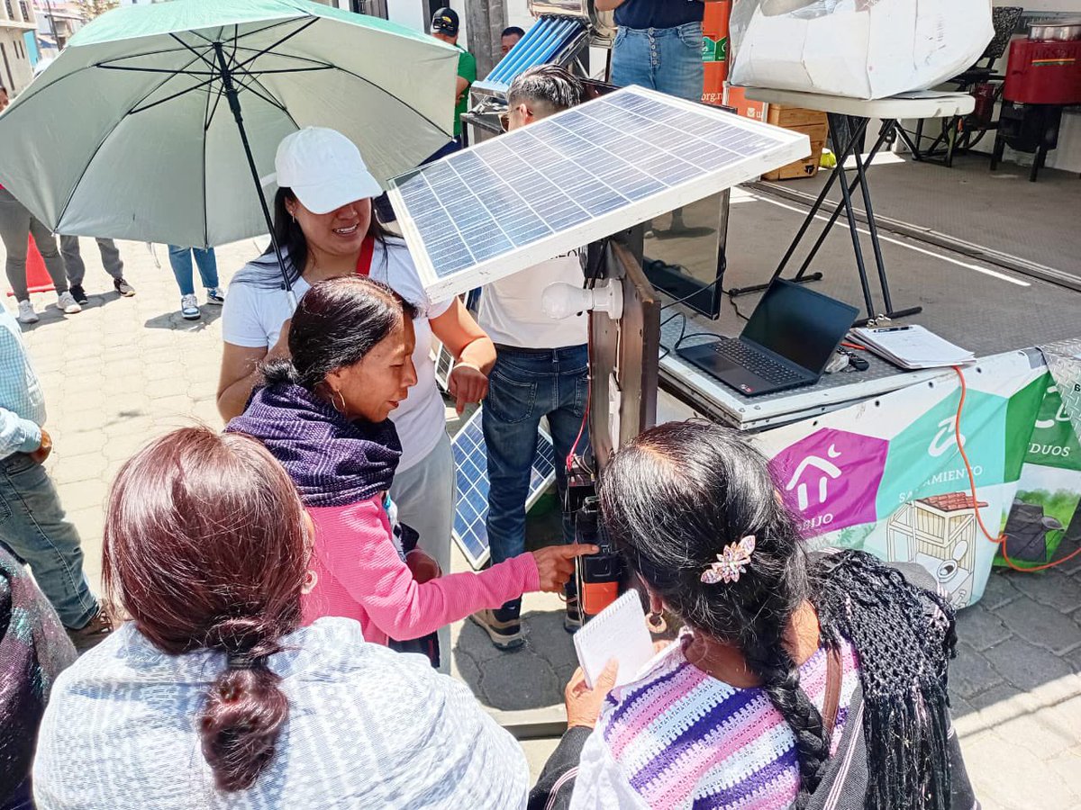 Rudotron's tweet photo. En el marco de las acciones de divulgación comunitaria de la @Secihti_Mx realizamos la jornada de paneles solares en Cherán Atzicurín, junto con el Laboratorio Nacional Bioener y su Ecomóvil. (1/4) https://t.co/HUzfWlgkKp