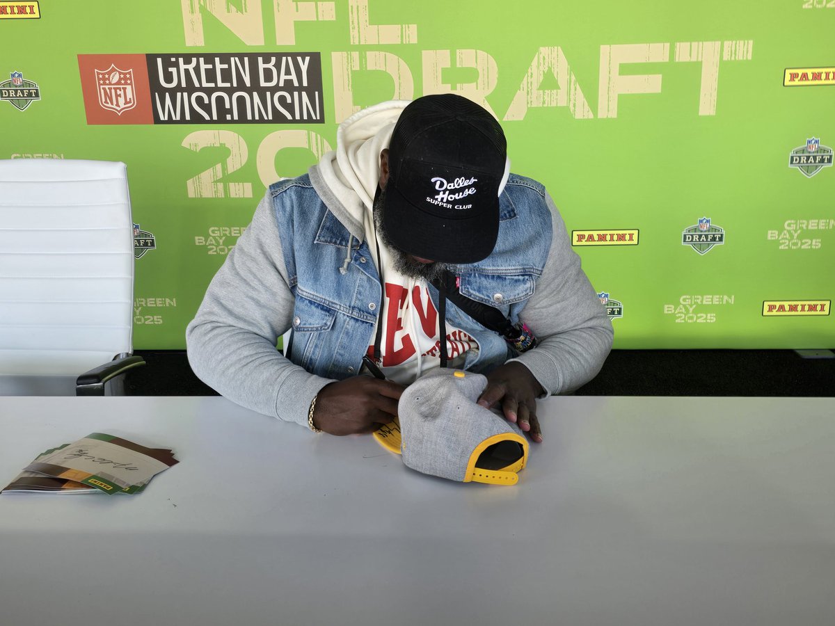 <a href="/nickthepick36/">Coach Nick Collins Sr</a> Thank u 4 sacrificing time out of your day 2 give some Pack graphs! Hand is prolly sore after 2,000 signings. #BestPackersSafetyAlltime Gona treasure this til I die! #greenandyellowgreenandyellow