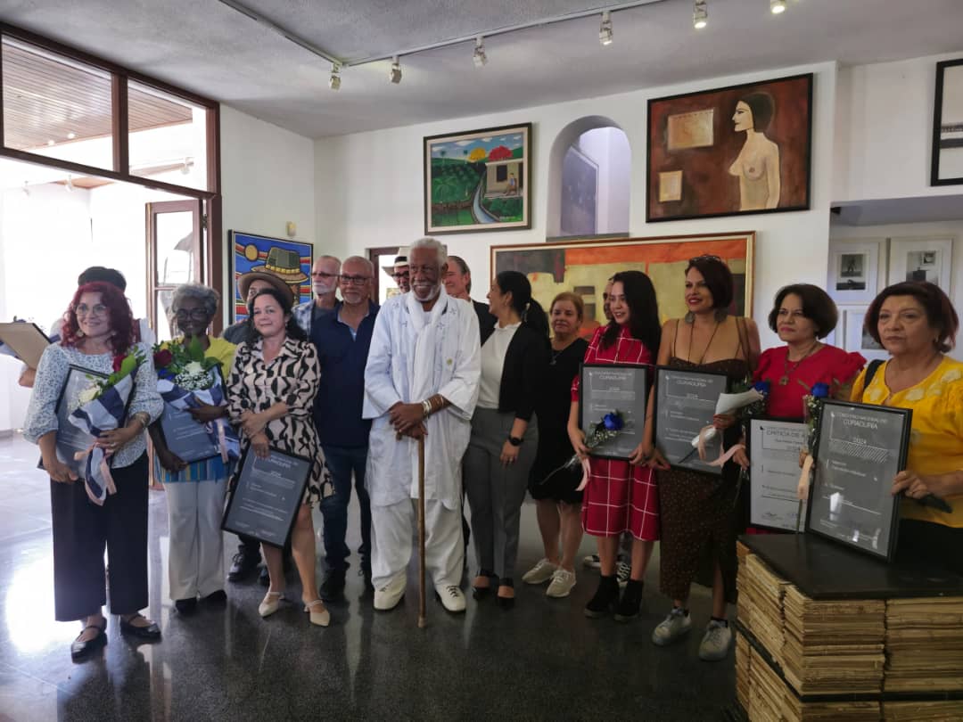Bruno Rodríguez P (@brunorguezp) on Twitter photo Felicitamos al equipo que preparó la exposición "Mírame Madre 2", dedicada al Día de África, por la obtención del Premio Nacional de Curadoría 2024.
Este galardón es motivo de orgullo para <a href="/CubaMINREX/">Cancillería de Cuba</a>, por su contribución a la cultura cubana. Felicitamos al equipo que preparó la exposición "Mírame Madre 2", dedicada al Día de África, por la obtención del Premio Nacional de Curadoría 2024.
Este galardón es motivo de orgullo para <a href="/CubaMINREX/">Cancillería de Cuba</a>, por su contribución a la cultura cubana.