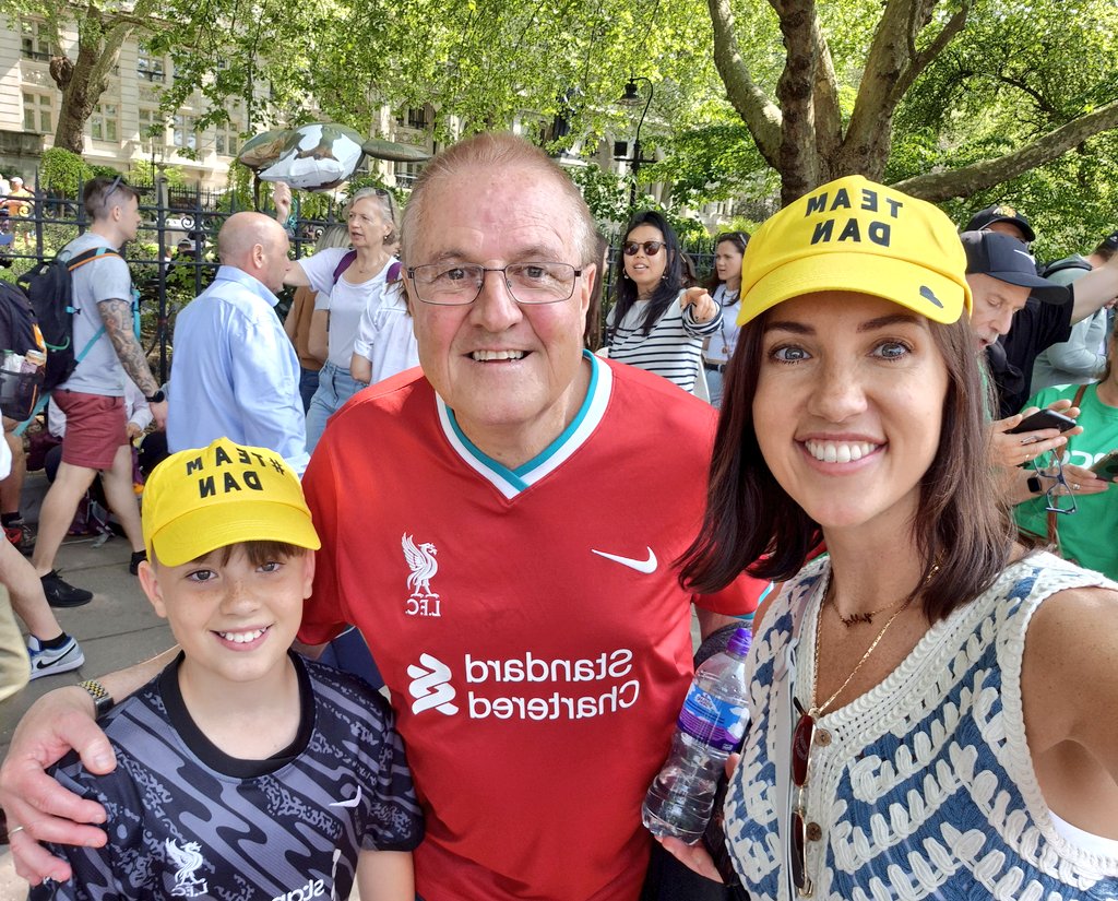 I got to watch my wonderful boyfriend run the London Marathon and then my beloved football team win the league. Hell of a day 😭❤️