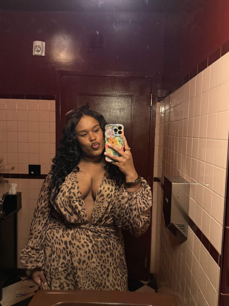 OMGItsKalizjah's tweet image. Balloons on my pageeee 💋 #twentyate