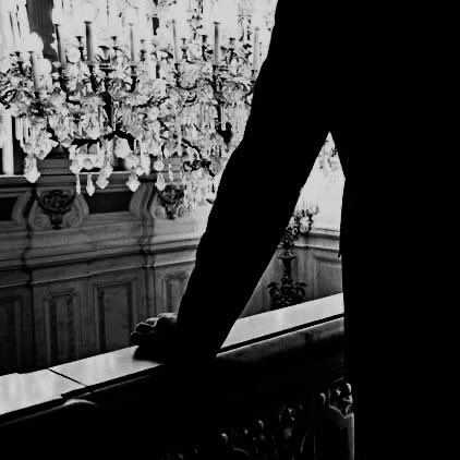 'тянусь за сигаретой - диванная критика
 улыбка сбита набок - счастье паралитика

непривычно вновь проводит вечера настолько пышно, но я безумно рад всех видеть, даже если я выгляжу так как будто меня переехало троллейбусом, я честно очень рад!