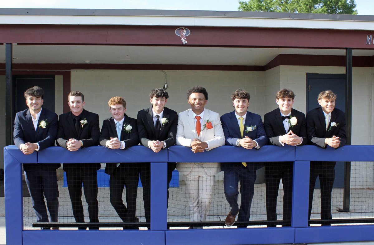 BASEBALLHHS's tweet image. Our Seniors before heading to prom last night! 

✅ Prom 2025
