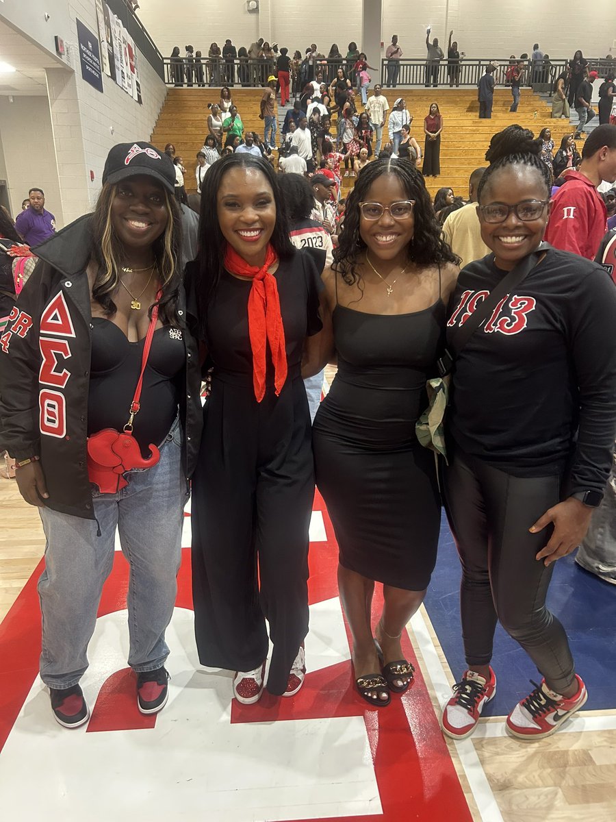 Derri_xo's tweet photo. I got to come and surprise my girl!!!! The tears she cried when she seen me was priceless. Welcome to Delta Land my girl! ❤️🐘🔺 #GCACMade #Spr25 #42 #SweetnLow https://t.co/h7n65okTLs