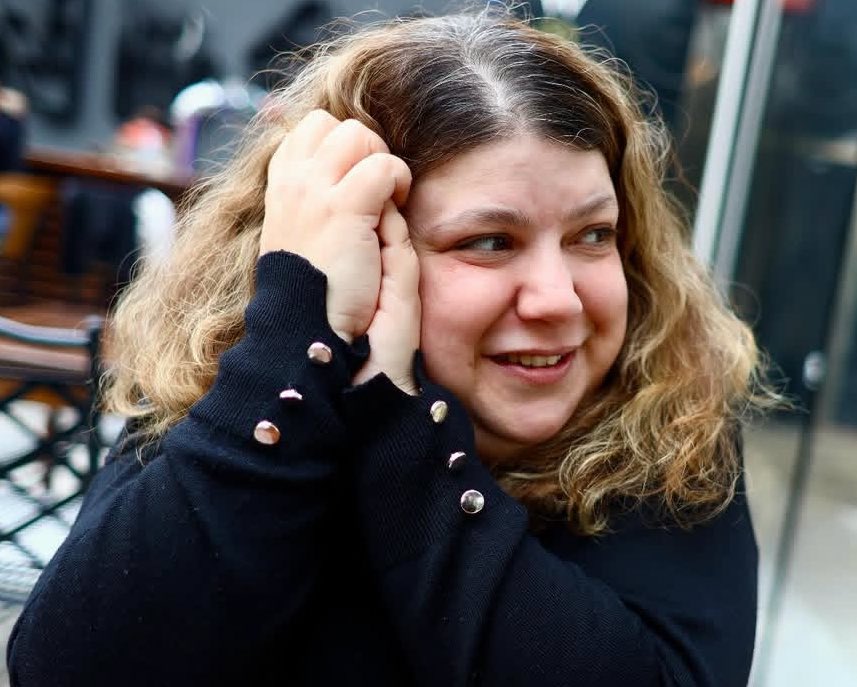 Bir "yıldızlı" gazeteciler var kamuoyunun hep gözü önünde olanlar. Bir de sadece işini yapıp göz önünde olmayan ama hep parlayanlar. Ceren o yıldızlardandı. Gencecik kaybettik. Çok ama çok üzgünüz. Hep ışıldayasın. #CerenKaynakİskit