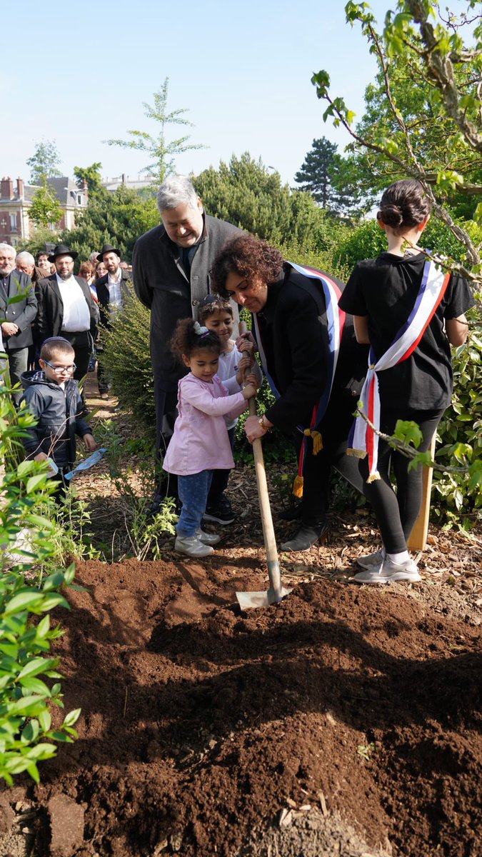 Nadege Azzaz (@azzaznadege) on Twitter photo Poignante cérémonie à #Châtillon pour commémorer le martyr de la déportation en présence de monsieur Pierre-François Veil, Président <a href="/Fondation_Shoah/">Fondation pour la Mémoire de la Shoah</a>. Recueillement devant la stèle du souvenir puis plantation d’un arbre en hommage aux 150000 déportés Français donc 8 Châtillonnais Poignante cérémonie à #Châtillon pour commémorer le martyr de la déportation en présence de monsieur Pierre-François Veil, Président <a href="/Fondation_Shoah/">Fondation pour la Mémoire de la Shoah</a>. Recueillement devant la stèle du souvenir puis plantation d’un arbre en hommage aux 150000 déportés Français donc 8 Châtillonnais