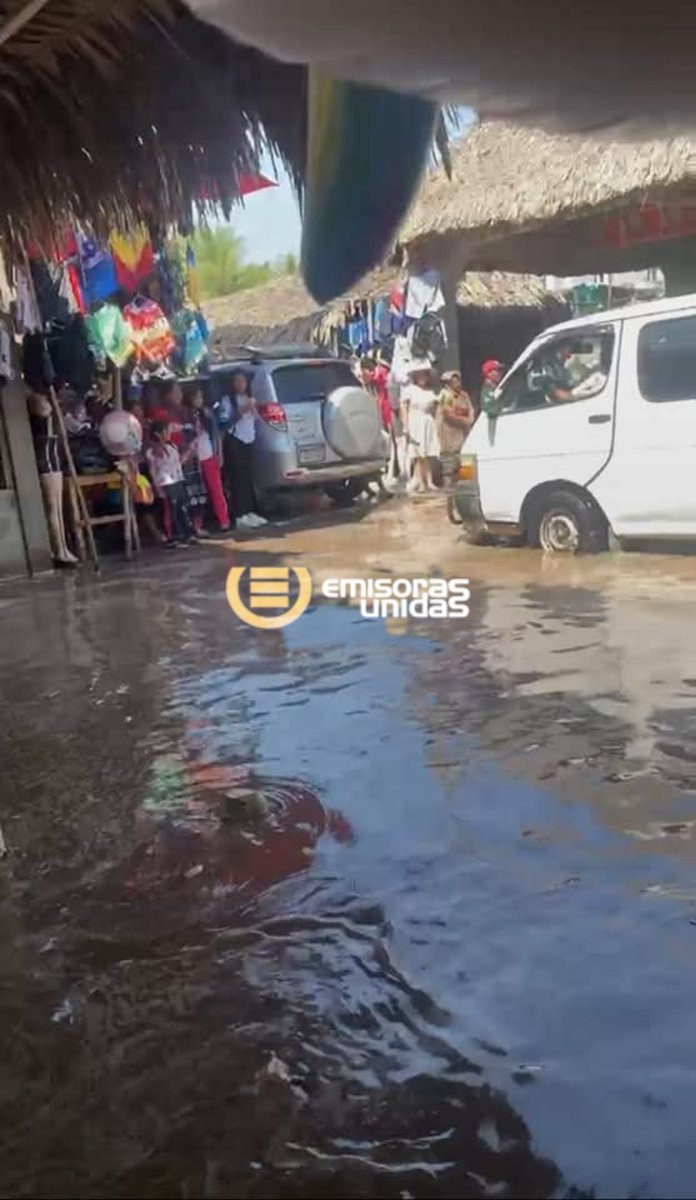Oleaje sorprende a champericanos 

Esta tarde el mar tuvo una reacción diferente a lo acostumbrado para los bañistas en playa Champerico.  Las olas llegaron hasta los ranchos