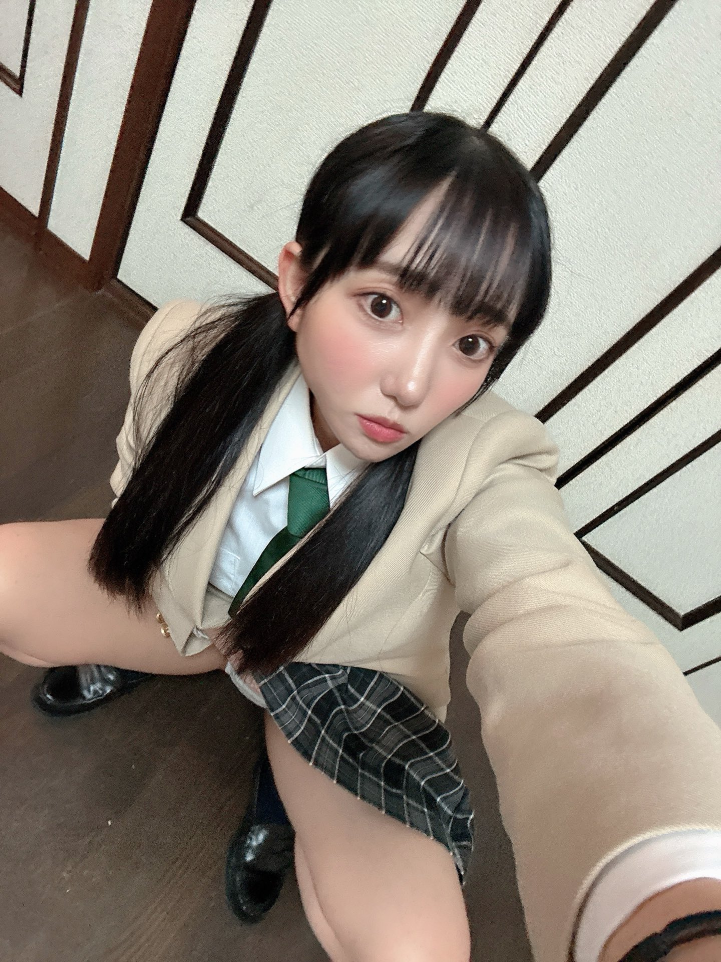 美咲 音のパンチラ（@misaki_oto_）｜お◯にーしてるの スタッフさんにバレちゃった///