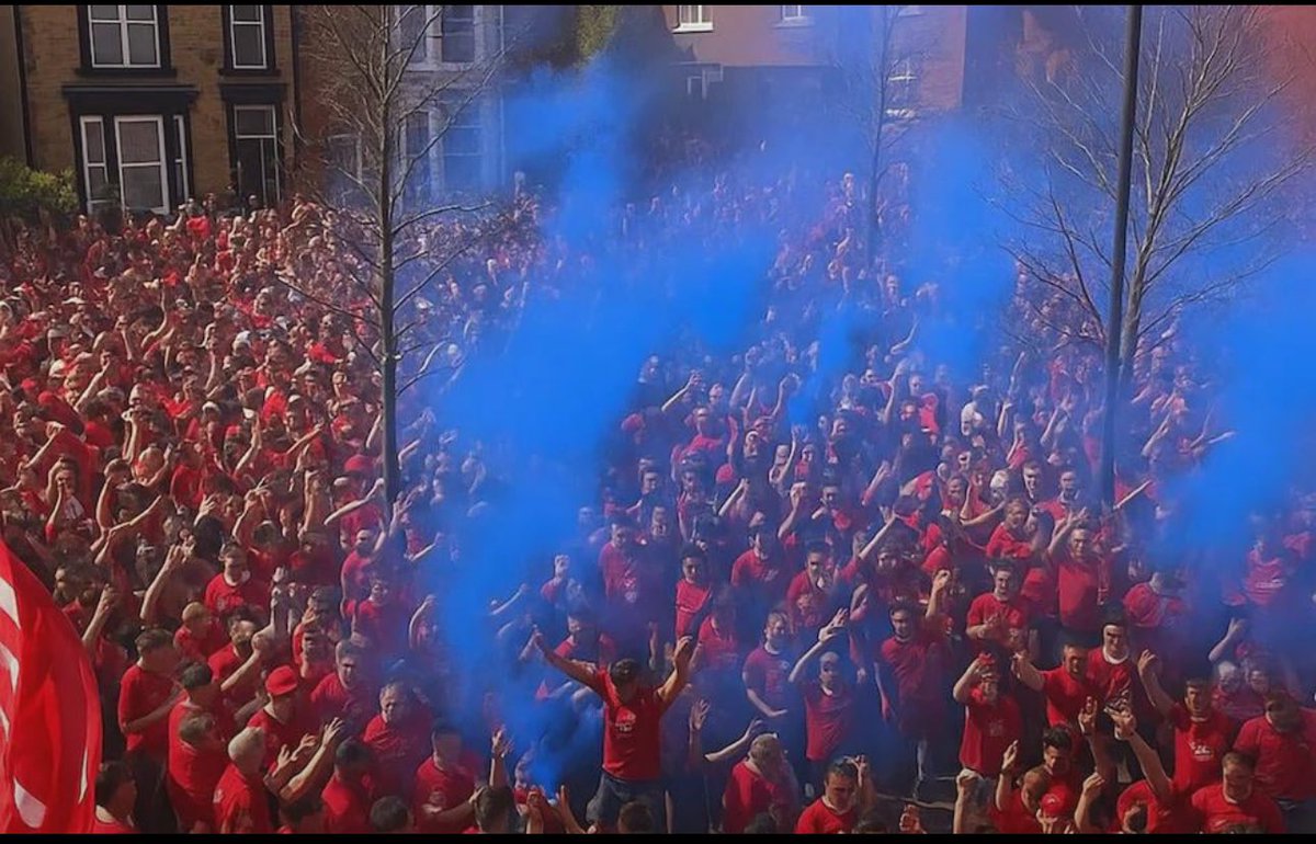 🕯️Troleada histórica de un aficionado del Everton que vendió botes de humo azul recubiertos de cinta roja a los aficionados del Liverpool en las inmediaciones de Anfield.