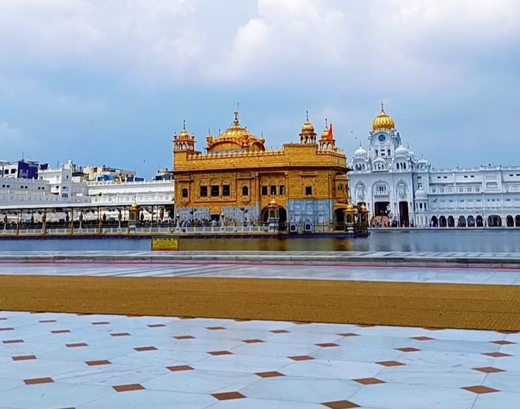 ਜਾ ਕੀ ਸੇਵਾ ਨਵ ਨਿਧਿ ਪਾਵੈ ॥ ਤਾ ਸਿਉ ਮੂੜਾ ਮਨੁ ਨਹੀ ਲਾਵੈ ॥

Serving Him, the nine treasures are obtained, and yet, the foolish do not link their minds with Him.