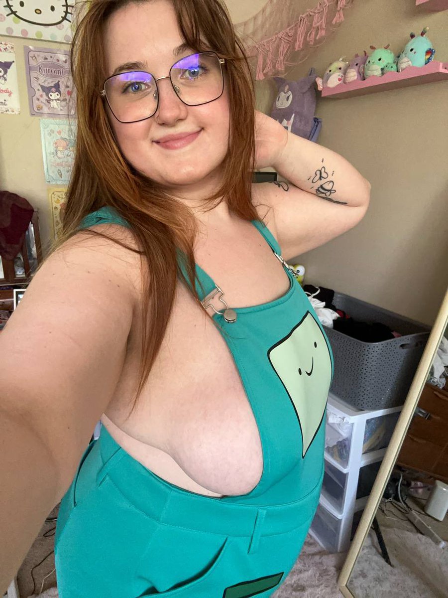 5’3, redhead, from 🇺🇸, introverted, nerdy, and only likes older men. Would I have a chance with you…?