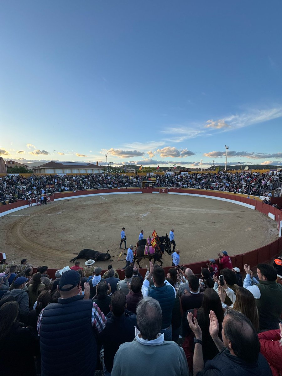 Gracias a <a href="/3puyazos/">3Puyazos</a> por todo lo que hacéis, por ese oasis en el desierto. Y gracias a la compañía de <a href="/ChenelyOroRadio/">ACT Chenel y Oro</a> y <a href="/TorosDeLaTierra/">Toros de la Tierra</a> ver los toros con vosotros es un lujo