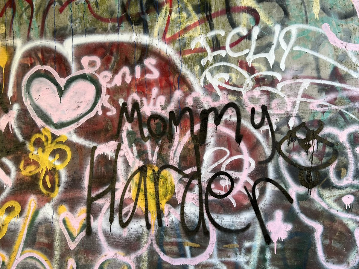 sweetsugarmeat's tweet photo. Okay who left me a love letter underneath the bridge? https://t.co/neDUYYsqaH