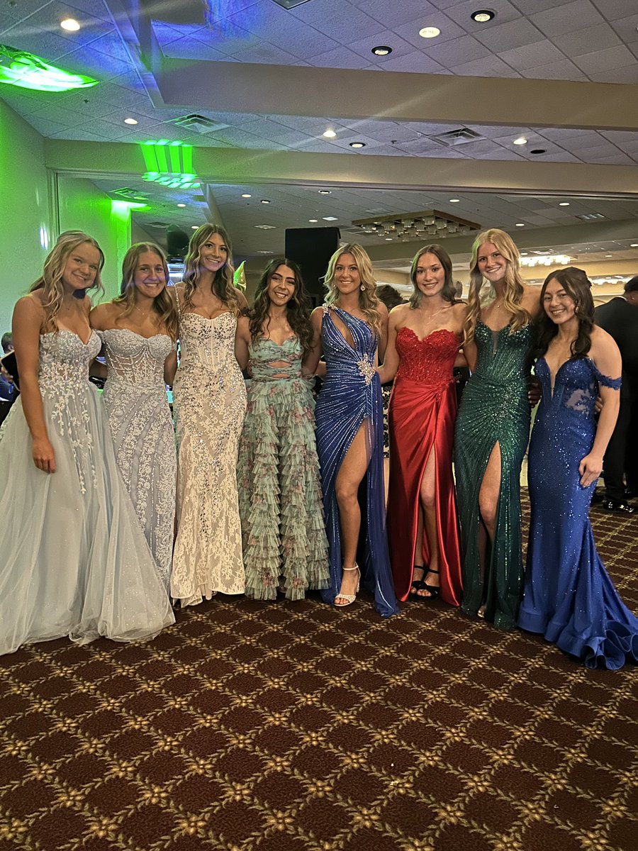 After a great stretch of games, we had a much needed weekend off! The team split up - we had a brunch bunch 🥞 and then the rest headed to prom 💖