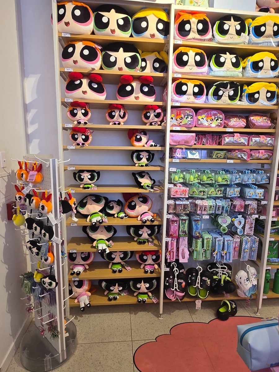 ThePowerpuffGuy's tweet image. Walking through the mall with the wife when she gasps and tells me there is a store with a PPG Display so you know we had to check it out! To bad it's all 2016 stuff but you still love to see it!
🩷🩵💚
#ThePowerpuffGirls #PowerpuffGirls #PPG