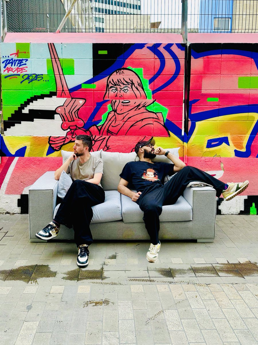 Menuda aventura bajar este sofá desde un 4° sin ascensor y por una escalera del infierno… Pero al final lo conseguimos. Nada más sacarlo a la calle se lo llevaron, es lo que tiene Barcelona, si tú no quieres algún trasto siempre habrá alguien que si.

#mudanza #mudanzas