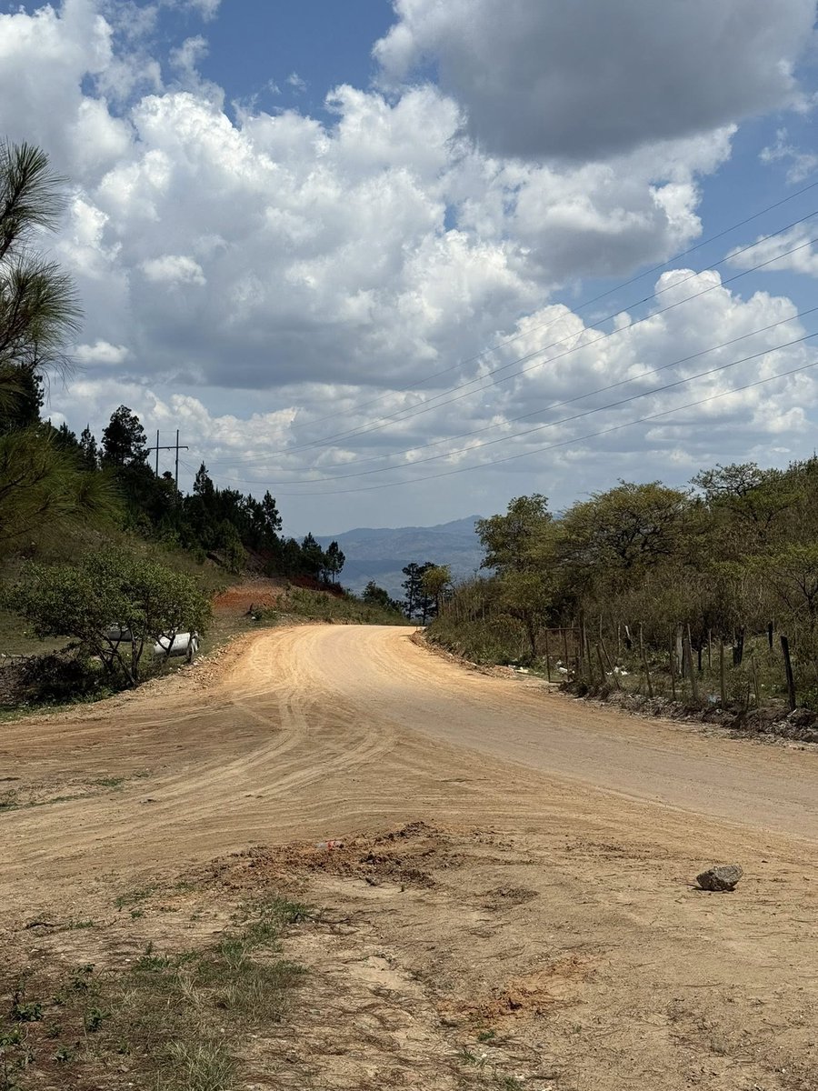 Avanza el proyecto de pavimentación de 4.9 kilómetros con concreto hidráulico desde San Francisco de la Peña hasta Minas de Oro, una importante obra gestionada por el diputado <a href="/PanchameRonald/">Ronald Panchame</a> y ejecutada por la <a href="/SITHonduras/">Secretaría de Infraestructura y Transporte</a>, que impulsará el desarrollo y la conectividad en el