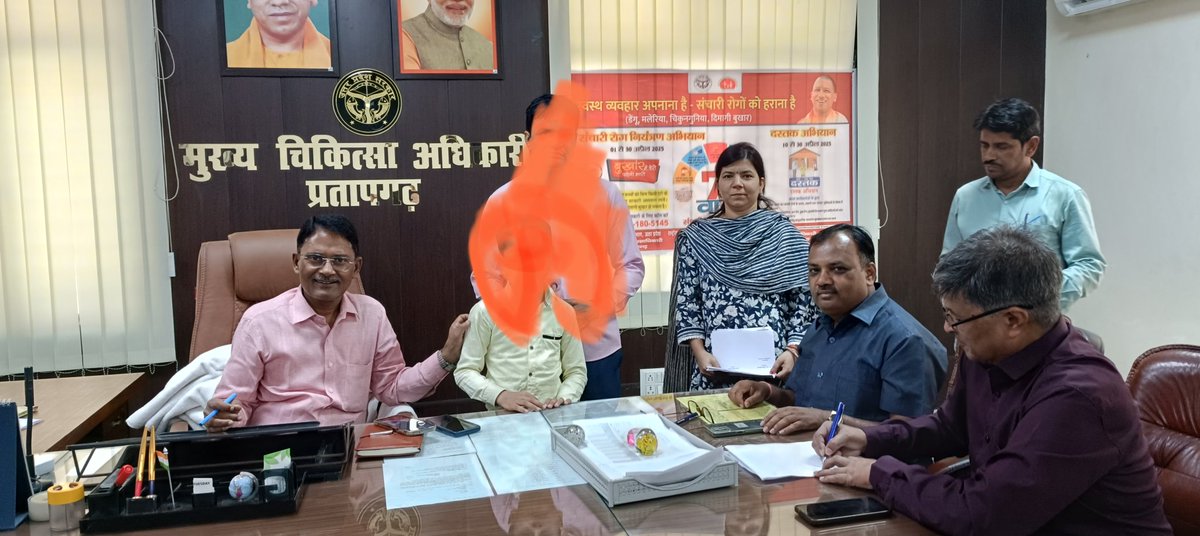 Healthdept91387's tweet photo. जनपद प्रतापगढ़ में आरबीएसके टीम द्वारा मुख्य चिकित्सा अधिकारी महोदय की उपस्थिति में कोहडौर और सुखपाल नगर के अंतर्गत 2 बच्चों को क्रमशः जन्मजात कमर की हड्डी  संबंधित रोग तथा दिल के छेद संबंधित बीमारी के  निशुल्क इलाज हेतु उच्चतर चिकित्सालय में संदर्भित किया गया! https://t.co/YtfbbLOEbZ