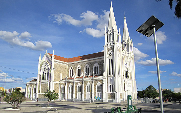 wesiley98802's tweet photo. @FabBuz23 @httpscdss Minha cidade Petrolina-PE que fica no meio da região de caatinga tem uma catedral muito linda, pode falar mal o quanto quiser da igreja católica mas que a estética deles é bonita não há o que se negar. https://t.co/zb2Ww8TC6t