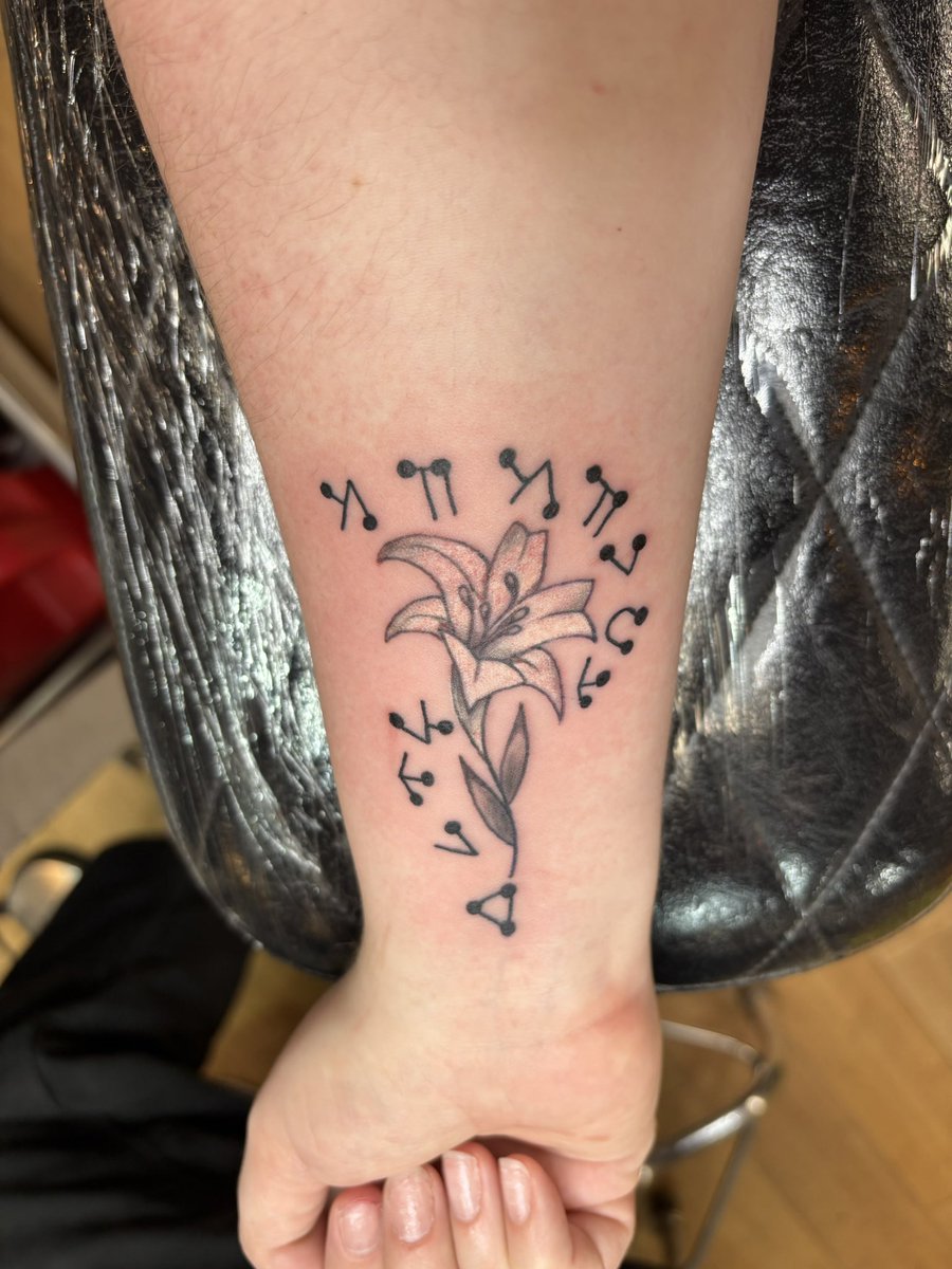 Kireevee's tweet photo. I never post on here, but got a NieR tattoo and I love it so much. A lunar tear with “memento mori” written in chaos language. 🖤 https://t.co/VyLUuxhyeH