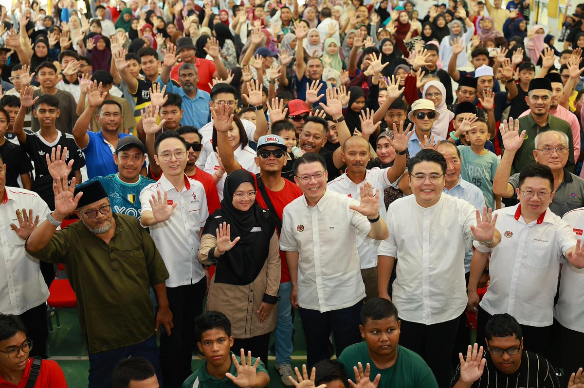 Saban hari DAP difitnah “anti Melayu”,namun jelas ini adalah satu pembohongan &amp; fitnah yg menjijikkan. 

Hari ini saya memberi sumbangan RM150,000 kpd pelajar2 Melayu di kws parlimen Teluk Intan.

Amalan murni ini sudah menjadi tradisi DAP.

Malaysia Madani, milik kita semua!🫶🏼♥️