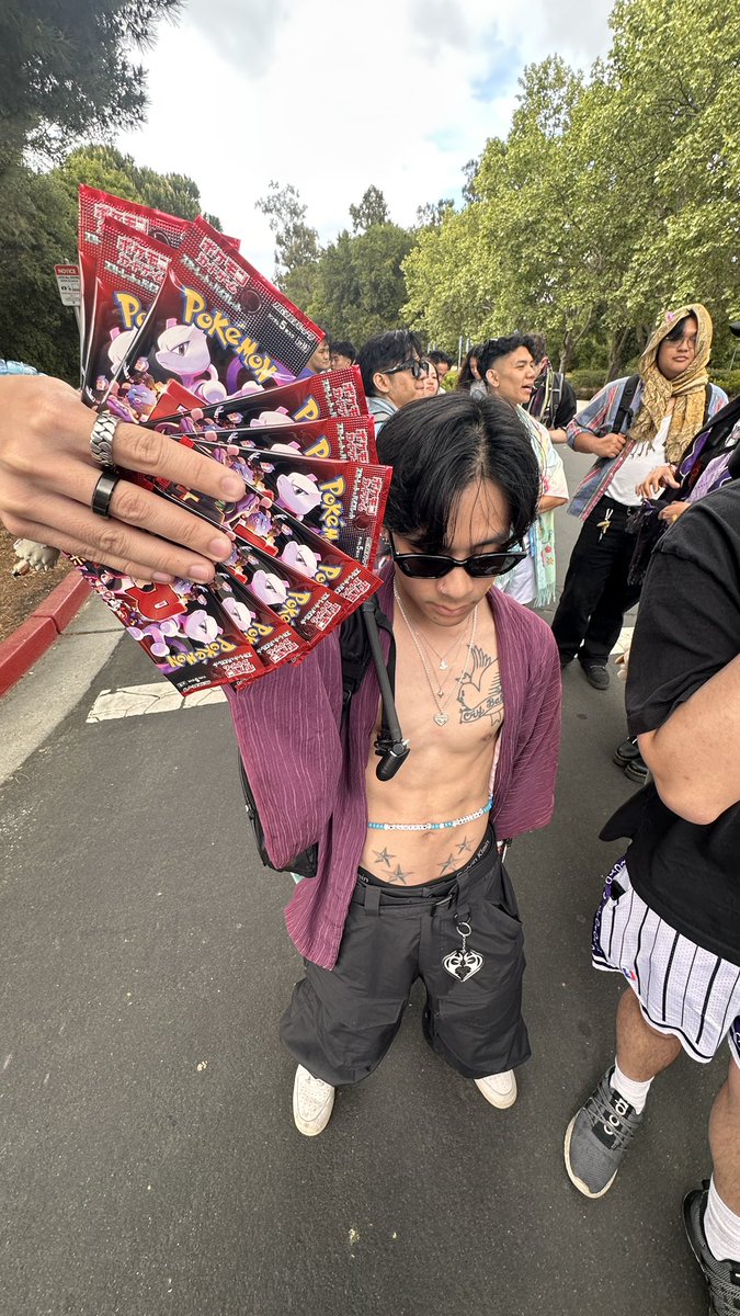 pull up if u want a pack or cards