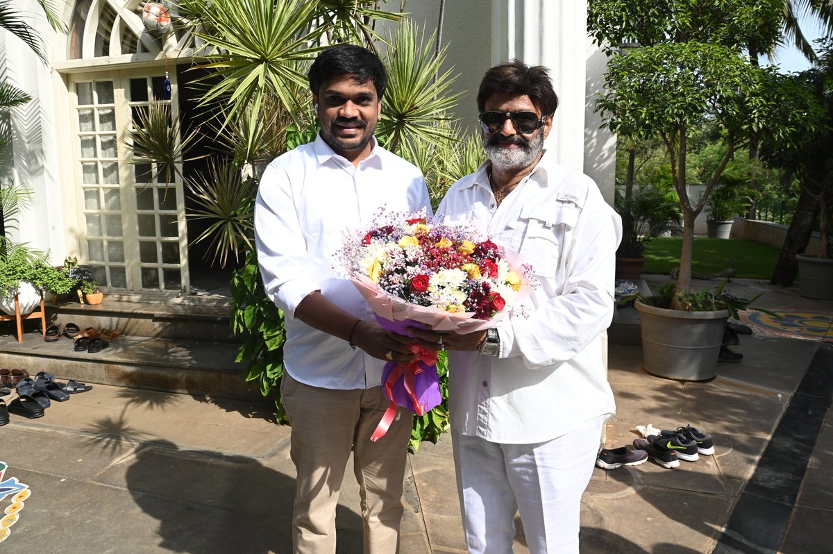 ఇంకొన్ని గంటల్లో…
మా నందమూరి మహారాజు, హిందూపూర్ హ్యాట్రిక్ ఎమ్మెల్యే, నటసింహం బాలయ్యబాబు గారికి పద్మభూషణ్ పట్టాభిషేకం!
గర్వంగా… ఆనందంగా… ఎదురుచూస్తున్నాము!
#PadmabhushanNBK
#NandamuriBalakrishna
#NBKForPadmabhushan