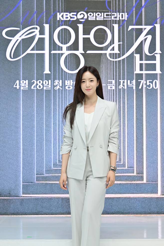 EunChanNet's tweet photo. KBS2 오늘 저녁 7시50분
여왕의집 첫방송
많관부
https://t.co/iqSjbDMlMk https://t.co/9URfaJO5aV