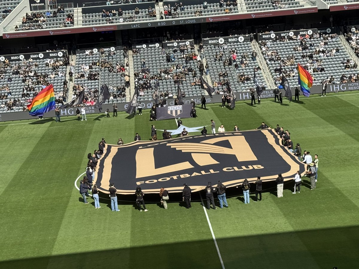 andrewRSSB's tweet image. .@LAFC
I've been to a lot of American football games and a lot of pro sports games and I've watched a million of them on television. I've never seen anything like this before and I cannot tell you how hard it hit. Thank you for seeing us. You have a fan in me for life.