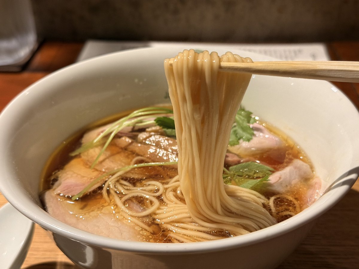 ramen_kuro_uron's tweet image. 札幌遠征11軒目
Japanese Ramen Noodle Lab Q
予約しないとなかなか行けない有名店。
2日前でも予約が取れたので訪問。 

鶏の旨みが凝縮されたら中にほんのりと甘さと酸味を感じるスープ。
柔らかく作られた鶏と豚のチャーシューも美味しかったです。

流石の一杯！

#labq 
#札幌
#ラーメン