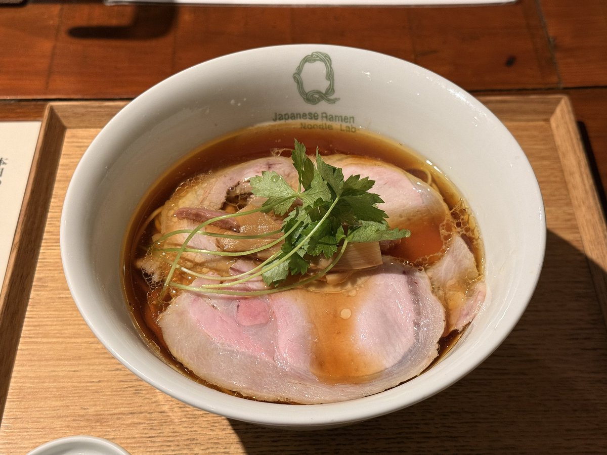 ramen_kuro_uron's tweet image. 札幌遠征11軒目
Japanese Ramen Noodle Lab Q
予約しないとなかなか行けない有名店。
2日前でも予約が取れたので訪問。 

鶏の旨みが凝縮されたら中にほんのりと甘さと酸味を感じるスープ。
柔らかく作られた鶏と豚のチャーシューも美味しかったです。

流石の一杯！

#labq 
#札幌
#ラーメン