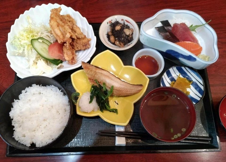 enoki124's tweet image. 青森魚菜市場そば　天裕　日替わり定食¥1000　盛りだくさん