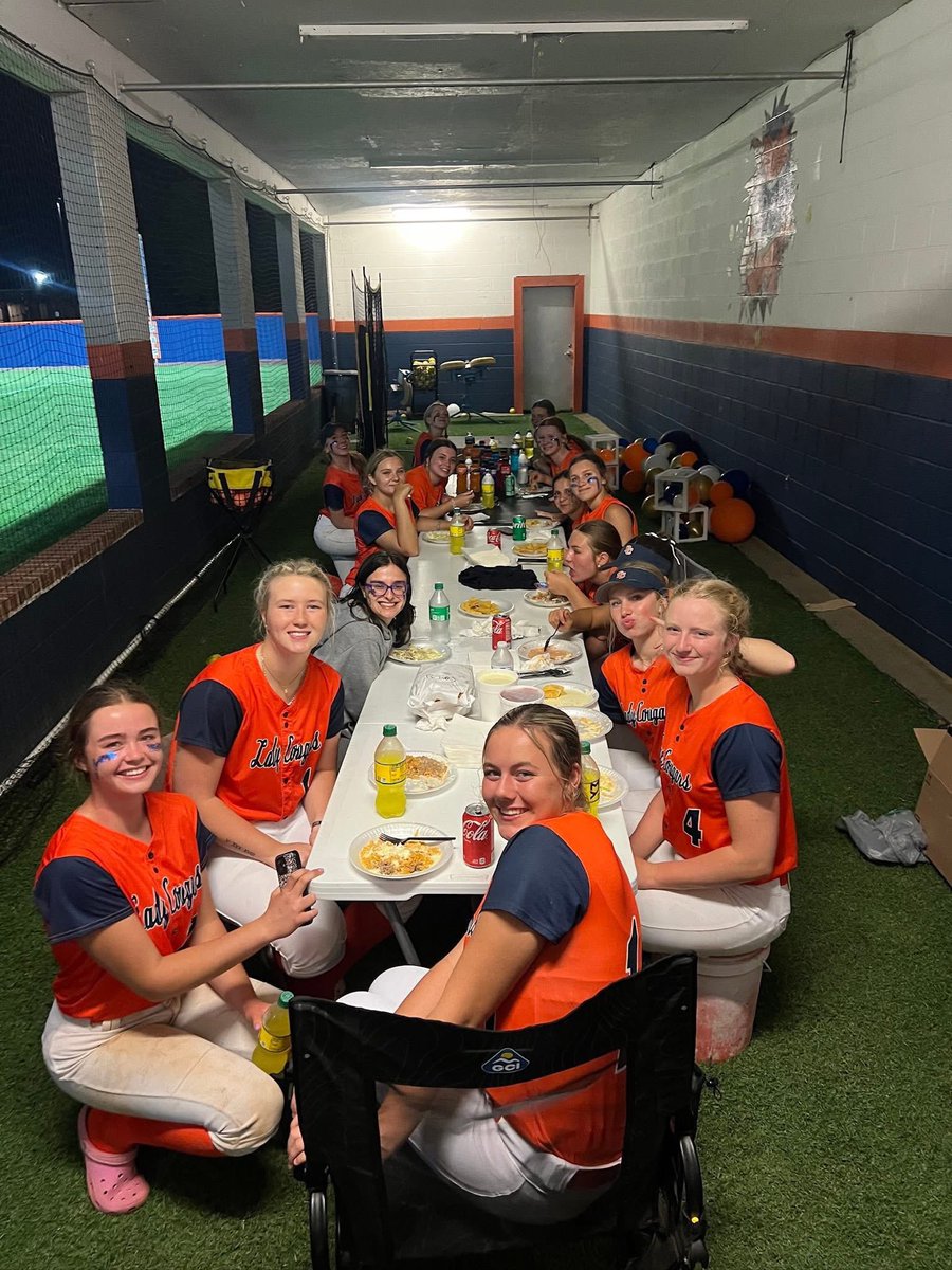 A group that deserves to be celebrated everyday. Thank you girls for being the best seniors🧡💙