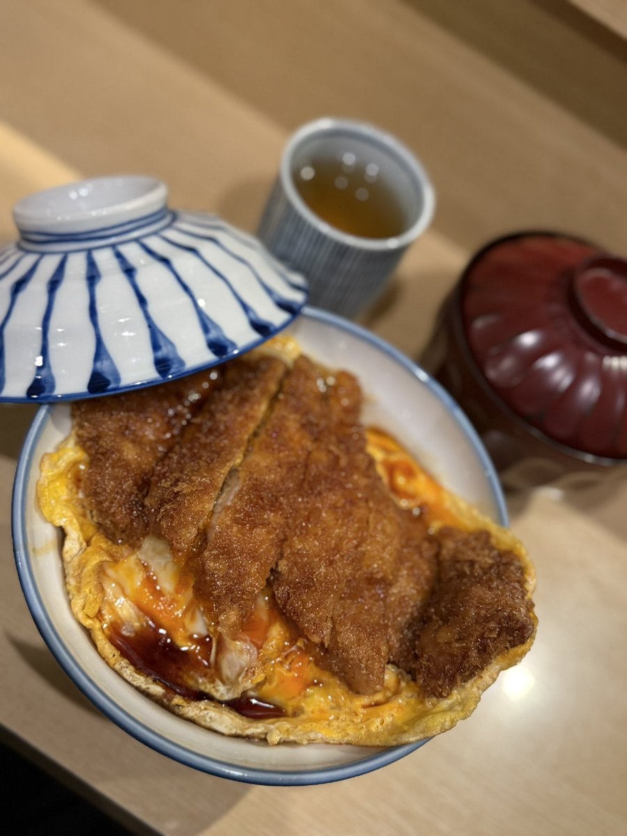 mitsuru548's tweet photo. 前から気になってたカツ丼の瑞鳥、1時間並んだけど少し甘めなタレがカツやゴハンによく馴染んでて美味しかった。
受付のスタッフさんだけでなく厨房のスタッフ含め流暢な英語で接客してて外国人にも人気なのは納得！ https://t.co/qOtl3hh2uK