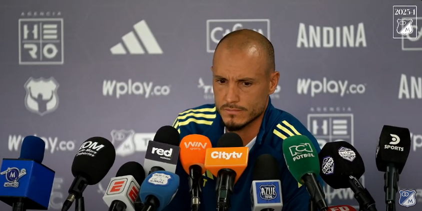 Papecoito's tweet photo. “¿Jugar lindo o ganar? ¿Usted prefiere besar a la más linda o culear con la más maluca? Hay que seguir por este camino.” 

🎙️ David González en conferencia de prensa https://t.co/ECB2XXH88W