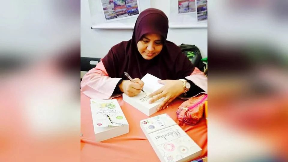 bharianmy's tweet photo. Sepucuk surat cinta Noor Suraya

#BHrencana #sastera Kumpulan cerpen terbaharu penulis kelahiran Kedah ini bakal muncul Mei nanti

https://t.co/R2PR2PIYTe