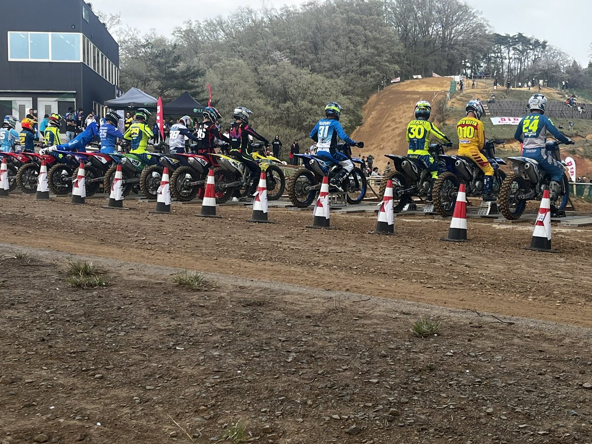 ojiro6's tweet image. #全日本モトクロス選手権
#AI1 #40 #SUZUKI #rmz450
#SUGO #jmx 
今回、目標転ばないがヒート1ヒート2共転倒🤔
ヒート2は個人的には目標順位より上にたたけに転倒が😭
次回のオフビは転倒無しで最高クラスを最高に楽しむのに目標🤗
応援して頂き本当にありがとうございました😊