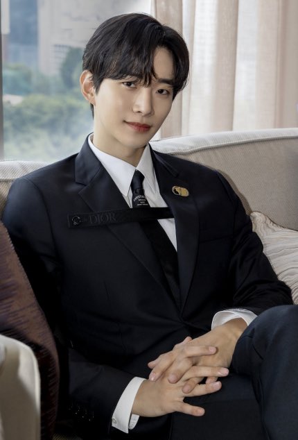 itsmilzYY's tweet photo. Lee Junho establishes a one-man agency and begins independent activities. 🥳 

According to an entertainment industry source on the 27th, Lee Junho is in the midst of preparing to launch his one-man agency. Although no specific company name has been decided yet, he is currently preparing personnel necessary for the company's operation, including the staff he worked with.

Notably, an expert in the entertainment industry will be taking on the actual business operations at Lee Junho’s agency. Yang Hye young, who previously oversaw marketing planning at CJ ENM’s Brand Strategy Office, will provide full support for Lee Junho. Yang had previously worked in CJ ENM’s concert division and was involved in planning Visionary from its inception, a project that shifted the paradigm of Korean pop culture.

🔗: https://t.co/4t4vpbPShF