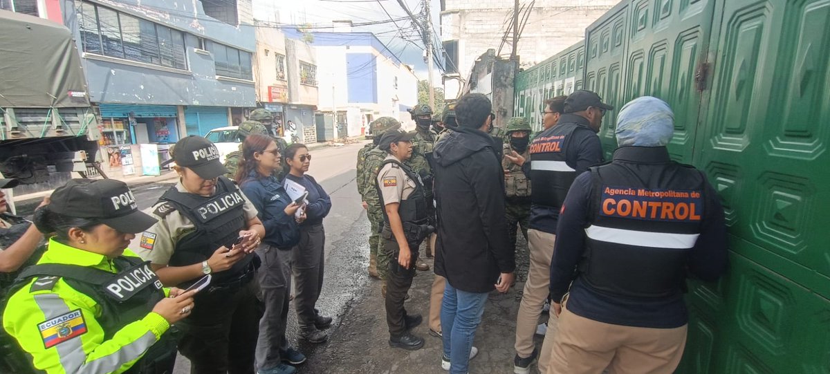 Inten_Pichincha's tweet photo. El Intendente General de Policía y el Comisario del Distrito Quitumbe-Eloy Alfaro, gracias a una denuncia ciudadana desplegaron un operativo en el sector de Chillogallo en una vivienda actuaron: POLINAL, FF.AA. UBA, ACM, se logró rescatar a 7 gallos mal utilizados en peleas https://t.co/rz7ghTJ3xk