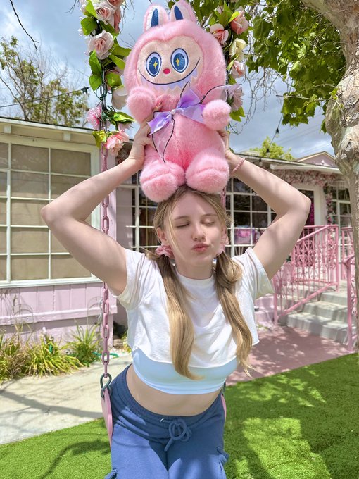 Watch Melody's leaked NSFW photo on TwXstars