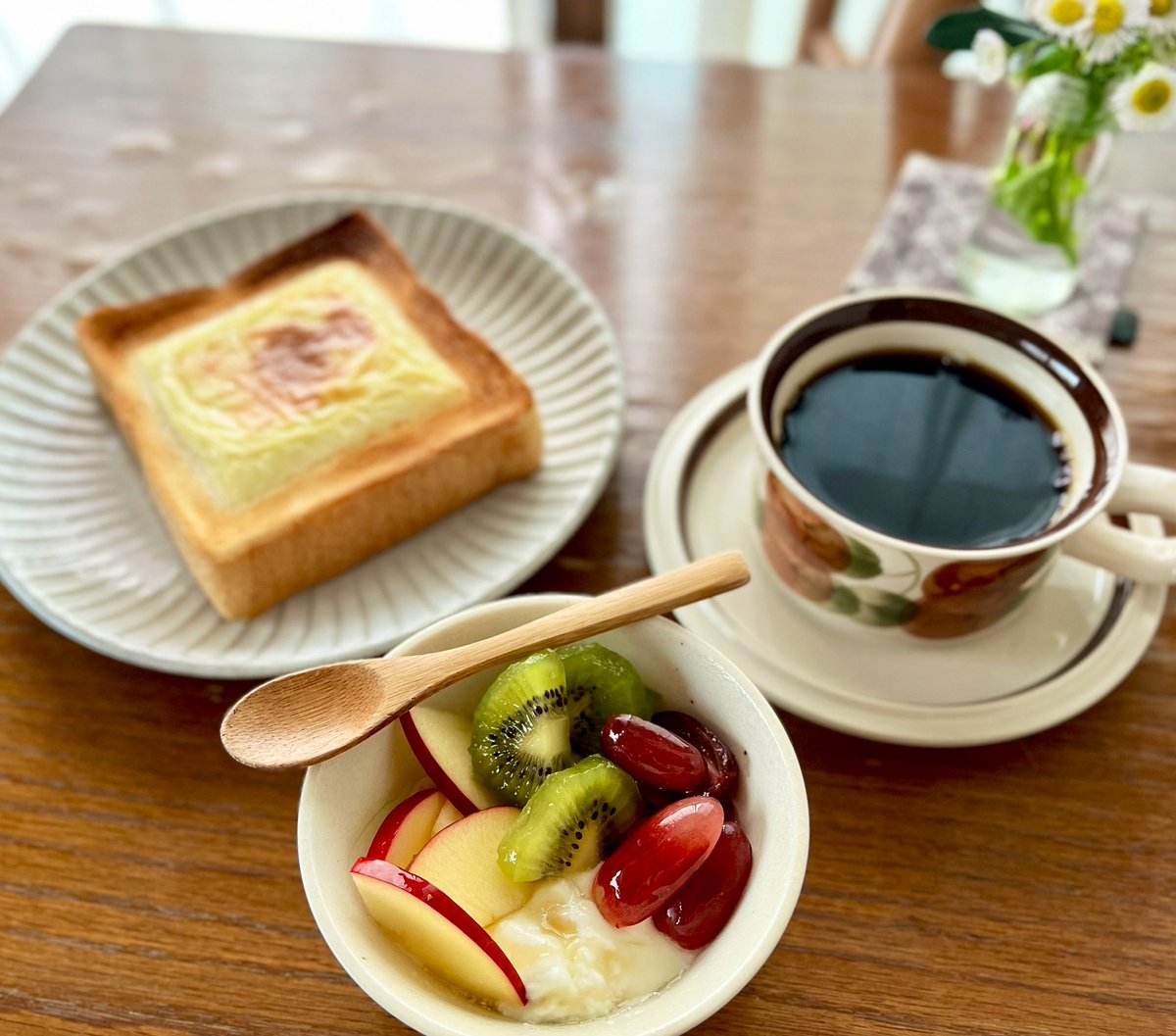 shengri1210's tweet photo. 4月28日
チーズトースト,フルーツのせヨーグルト
今日も うっ…すい珈琲(好み)
#朝ごはん https://t.co/QPCZDOlRTr