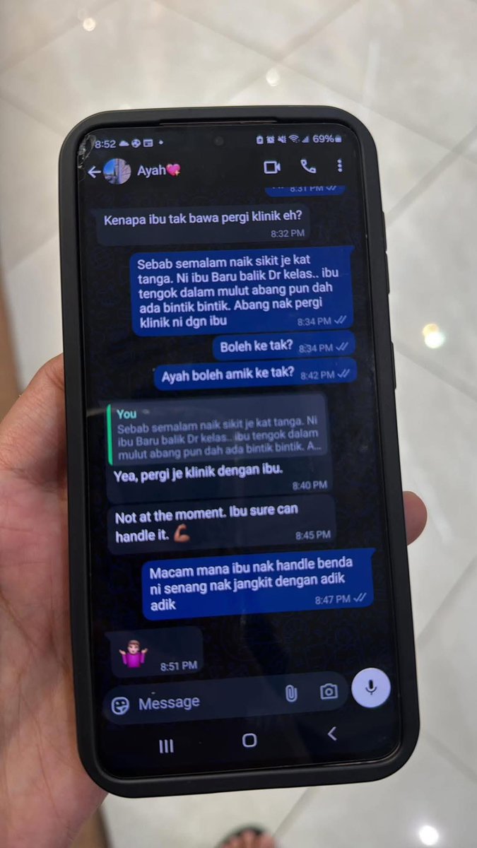 zulazri03's tweet photo. Entahlah. Makin hari makin aku tengok byk lelaki lepas tanggungjawab. 

Tu bukan orang lain tau tu anak engko sendiri. Nanti dah tua ganyut duduk rumah orang tua tua mula lah buat cerita kene buang anak la ape la. Tgk dulu macam mana kau jaga anak kau la hawaw baru blh sembang 🫵🏼 https://t.co/4HvN6XLQSs