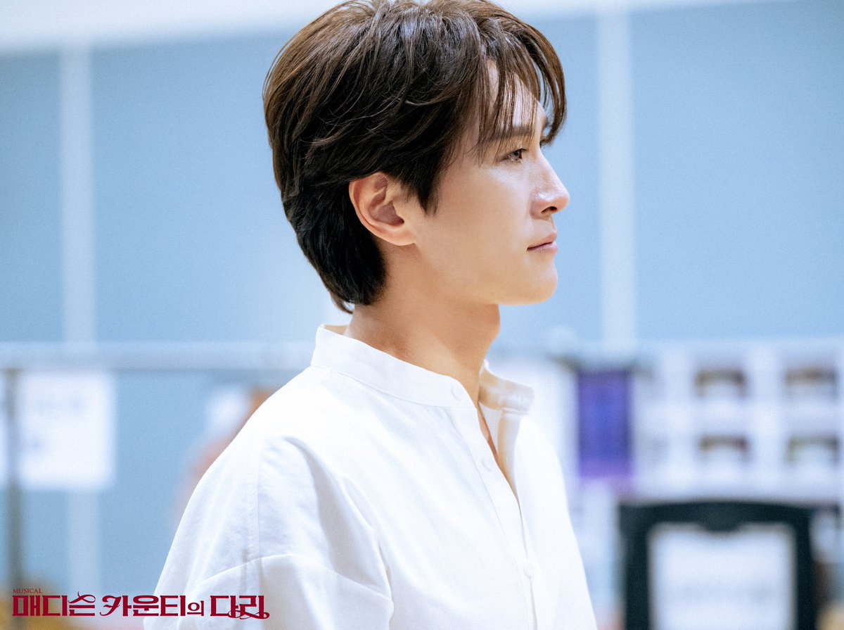 shownote's tweet photo. ｜📸｜#매디슨카운티의다리

<매디슨 카운티의 다리> 개막 D-3!
연습실 현장 공개💐

프란체스카 𝘍𝘳𝘢𝘯𝘤𝘦𝘴𝘤𝘢
조정은 차지연

로버트 킨케이드 𝘙𝘰𝘣𝘦𝘳𝘵 𝘒𝘪𝘯𝘤𝘢𝘪𝘥
박은태 최재림

뮤지컬 <매디슨 카운티의 다리>
2025.05.01-07.13
광림아트센터 BBCH홀 https://t.co/3Nm27XbTJs