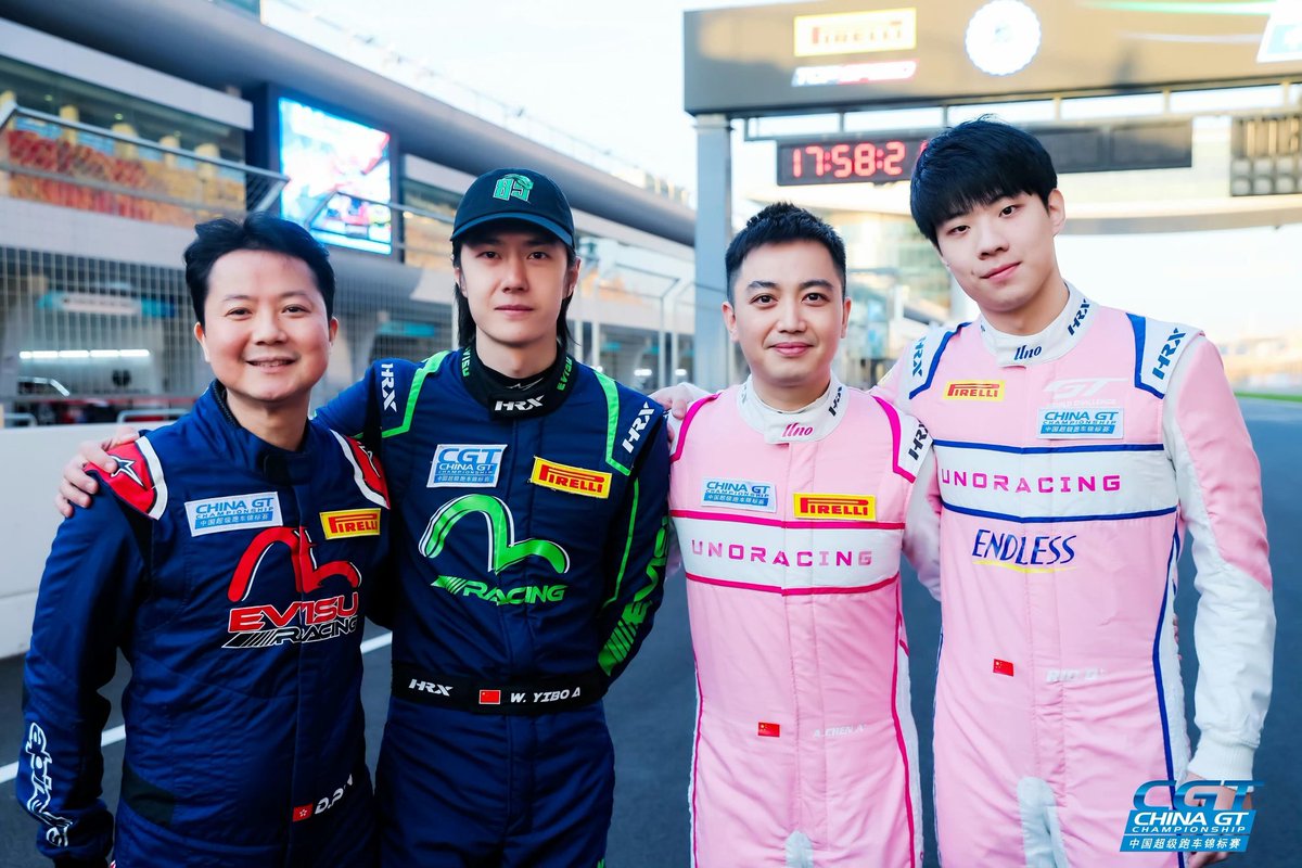 N8597N's tweet image. หวังอี้ป๋อกับเพื่อนของเขา ช่างภาพถ่ายรูปคนสูงได้ปุ๊กปิ๊กมาก